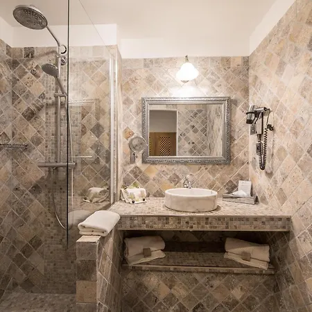 Le Roi Theodore & Hotel Porto-Vecchio (Corsica)