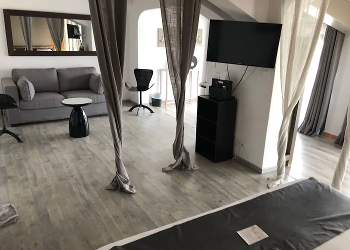 Le Roi Theodore & Hotel